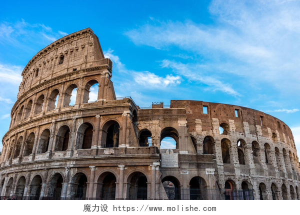 蓝天白云下的罗马竞技场大罗马竞技场（Coliseum, Colosseo）的金色日落，也被称为弗拉维安圆形剧场。世界著名的地标。风景秀丽的城市景观.